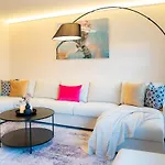 Zentrale Und Ruhige 4-raum-wohnung Fuer Bis Zu 6 Personen - Ideal Fuer Familien Und Gruppen 公寓 *