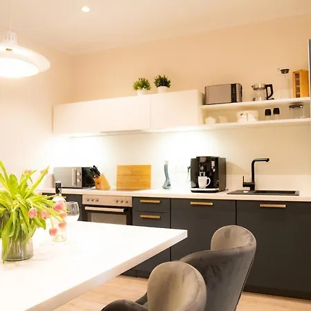 Zentrale Und Ruhige 4-raum-wohnung Fuer Bis Zu 6 Personen - Ideal Fuer Familien Und Gruppen Appartement *