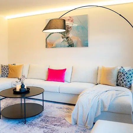 Zentrale Und Ruhige 4-raum-wohnung Fuer Bis Zu 6 Personen - Ideal Fuer Familien Und Gruppen Appartement *