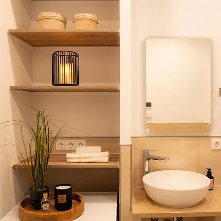 Zentrale Und Ruhige 4-raum-wohnung Fuer Bis Zu 6 Personen - Ideal Fuer Familien Und Gruppen Appartement *